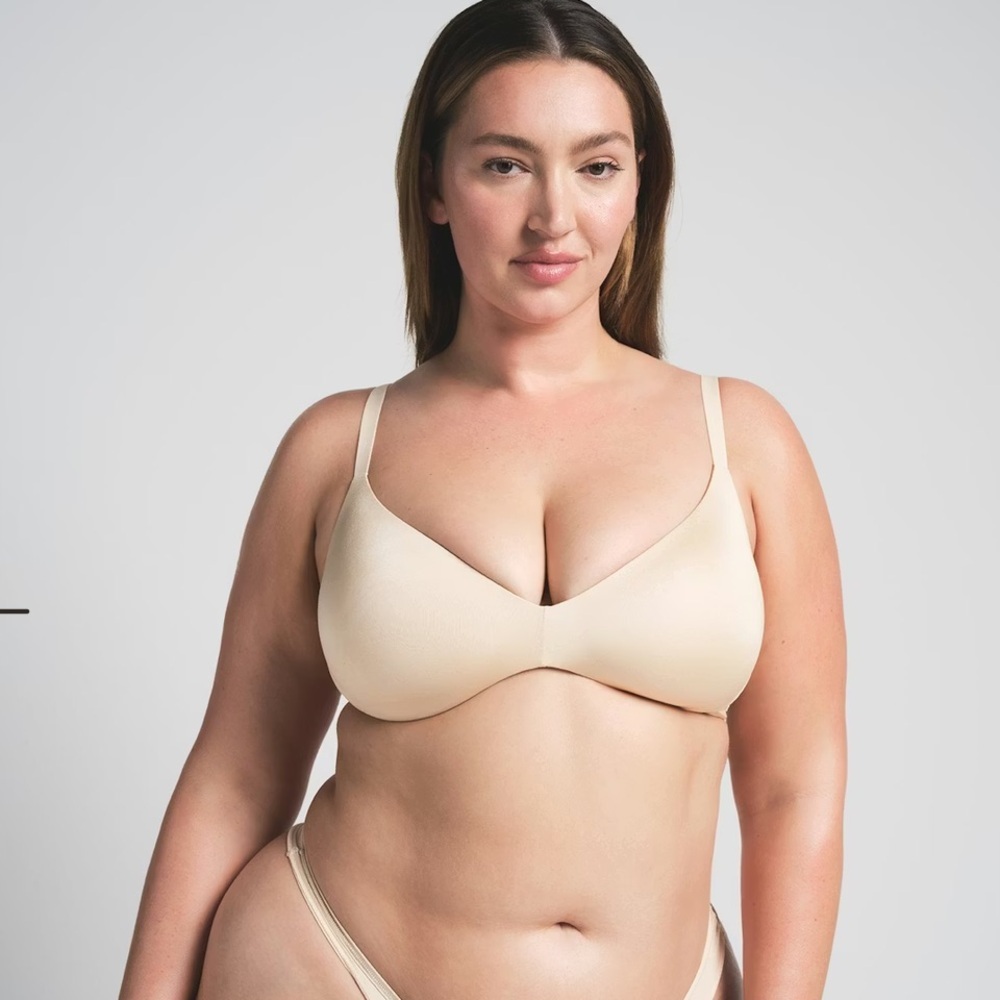 BNWT SKIMS Wireless Form Push Up Plunge Bra- 32DD (Sand)